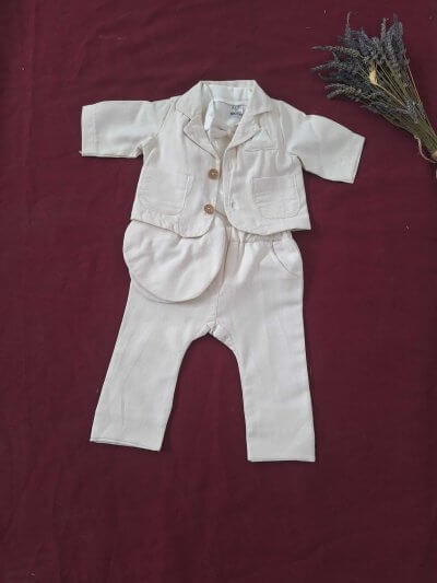 Costum bebeluși pe masă roșie.